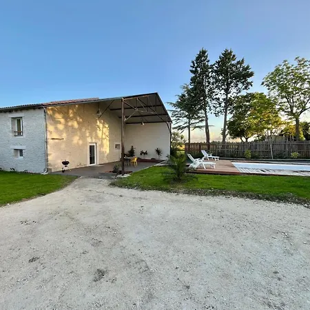 La Lezardiere Avec Piscine Chauffee Privative 30 Minutes De La Rochelle Holiday home *